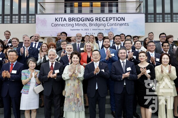 지난 9월 14일 광진구 워커힐 호텔에서 한국무역협회가 개최한 '중앙아시아ㆍ유럽ㆍ라틴아메리카 대사단 초청 네트워킹 만찬'에서 한국무역협회 구자열 회장(가운데)과 참가자들이 기념 촬영을 하고 있다. / 한국무역협회