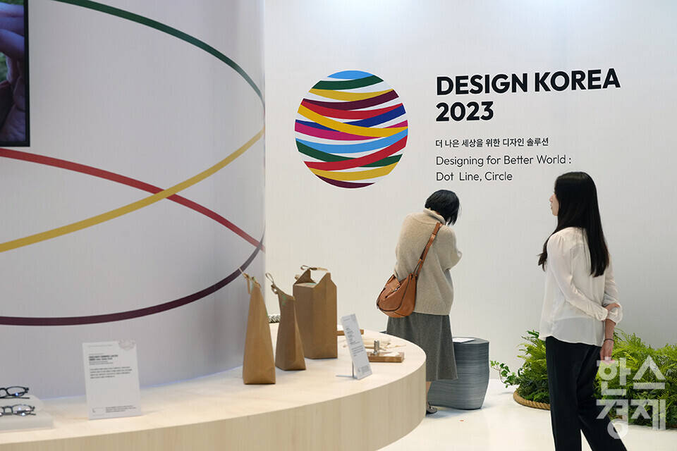 1일 오후 서울 삼성동 코엑스에서 디자인코리아 2023 박람회가 열리고 있다. 더 나은 세상을 위한 디자인 솔루션(Designing for Better World : Dot, Line, Circle)을 주제로 오는 5일까지 진행되는 이번 행사는 디자인의 기본 요소인 점, 선, 원을 통해  AI와 빅데이터 기술이 적용된 디지털 디자인, 사회문제 해결까지 노력하는 디자인, 더 나은 세상을 위한 디자인을 선보인다. /최대성 기자 dpdaesung@sporbiz.co.kr 2023.11.01.