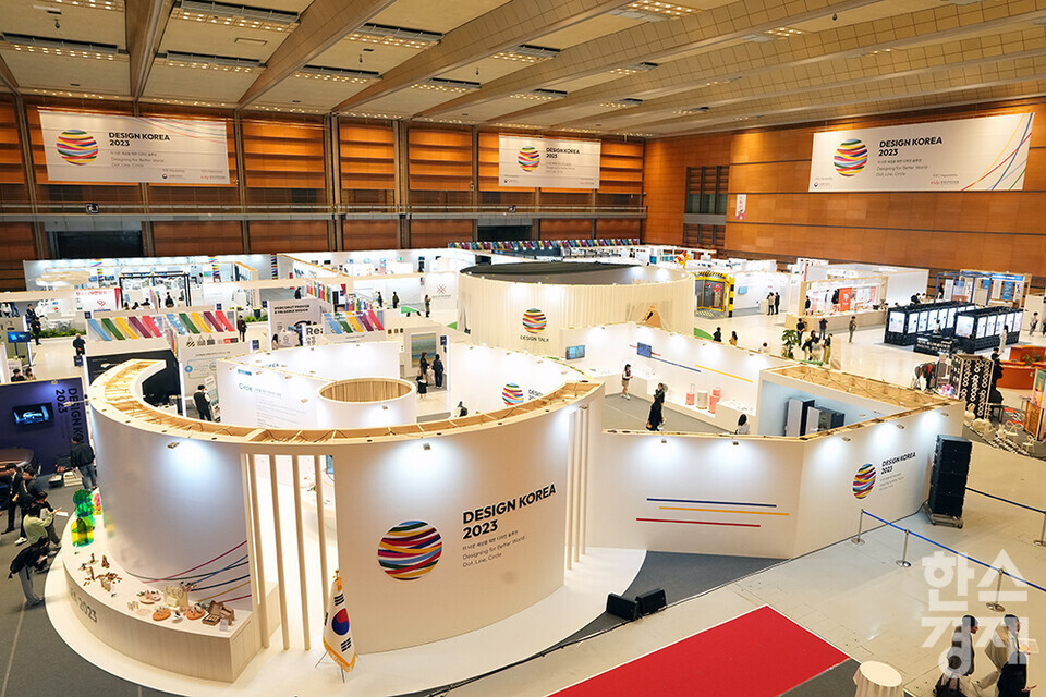 1일 오후 서울 삼성동 코엑스에서 디자인코리아 2023 박람회가 열리고 있다. 더 나은 세상을 위한 디자인 솔루션(Designing for Better World : Dot, Line, Circle)을 주제로 오는 5일까지 진행되는 이번 행사는 디자인의 기본 요소인 점, 선, 원을 통해  AI와 빅데이터 기술이 적용된 디지털 디자인, 사회문제 해결까지 노력하는 디자인, 더 나은 세상을 위한 디자인을 선보인다. /최대성 기자 dpdaesung@sporbiz.co.kr 2023.11.01.