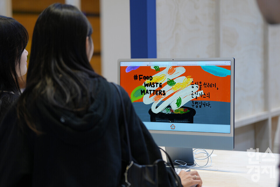 1일 오후 서울 삼성동 코엑스에서 디자인코리아 2023 박람회가 열리고 있다. 참관객들이 코리아+스웨덴 영 디자인 어워드 부스서 친환경 관련 영상을 시청하고 있다. 더 나은 세상을 위한 디자인 솔루션(Designing for Better World : Dot, Line, Circle)을 주제로 오는 5일까지 진행되는 이번 행사는 디자인의 기본 요소인 점, 선, 원을 통해  AI와 빅데이터 기술이 적용된 디지털 디자인, 사회문제 해결까지 노력하는 디자인, 더 나은 세상을 위한 디자인을 선보인다. /최대성 기자 dpdaesung@sporbiz.co.kr 2023.11.01.