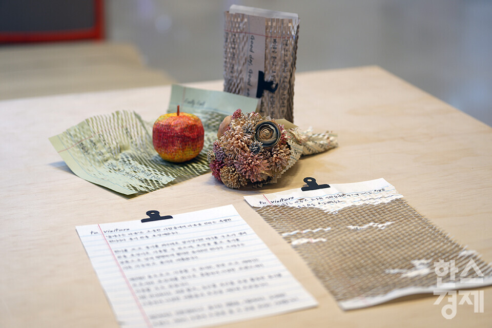 1일 오후 서울 삼성동 코엑스에서 디자인코리아 2023 박람회가 열리고 있다. 사진은 손효숙 디자이너의 '늘어나는 마음'으로 다 쓴 편지지를 늘리면 포장 완충제 등으로 재활용 할 수 있다. 더 나은 세상을 위한 디자인 솔루션(Designing for Better World : Dot, Line, Circle)을 주제로 오는 5일까지 진행되는 이번 행사는 디자인의 기본 요소인 점, 선, 원을 통해  AI와 빅데이터 기술이 적용된 디지털 디자인, 사회문제 해결까지 노력하는 디자인, 더 나은 세상을 위한 디자인을 선보인다. /최대성 기자 dpdaesung@sporbiz.co.kr 2023.11.01.