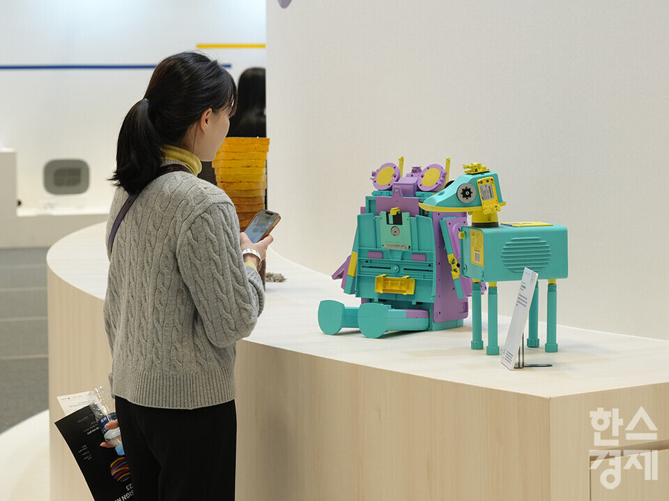 1일 오후 서울 삼성동 코엑스에서 디자인코리아 2023 박람회가 열리고 있다. 사진은 포리 심 작가의 업싸이클링 아트를 감상하는 한 참관객. 포리 심 작가는 버려진 폐소재들을 작품으로 재탄생시킴으로써 쓰레기에 대한 새로운 정의를 제시한다. 더 나은 세상을 위한 디자인 솔루션(Designing for Better World : Dot, Line, Circle)을 주제로 오는 5일까지 진행되는 이번 행사는 디자인의 기본 요소인 점, 선, 원을 통해  AI와 빅데이터 기술이 적용된 디지털 디자인, 사회문제 해결까지 노력하는 디자인, 더 나은 세상을 위한 디자인을 선보인다. /최대성 기자 dpdaesung@sporbiz.co.kr 2023.11.01.