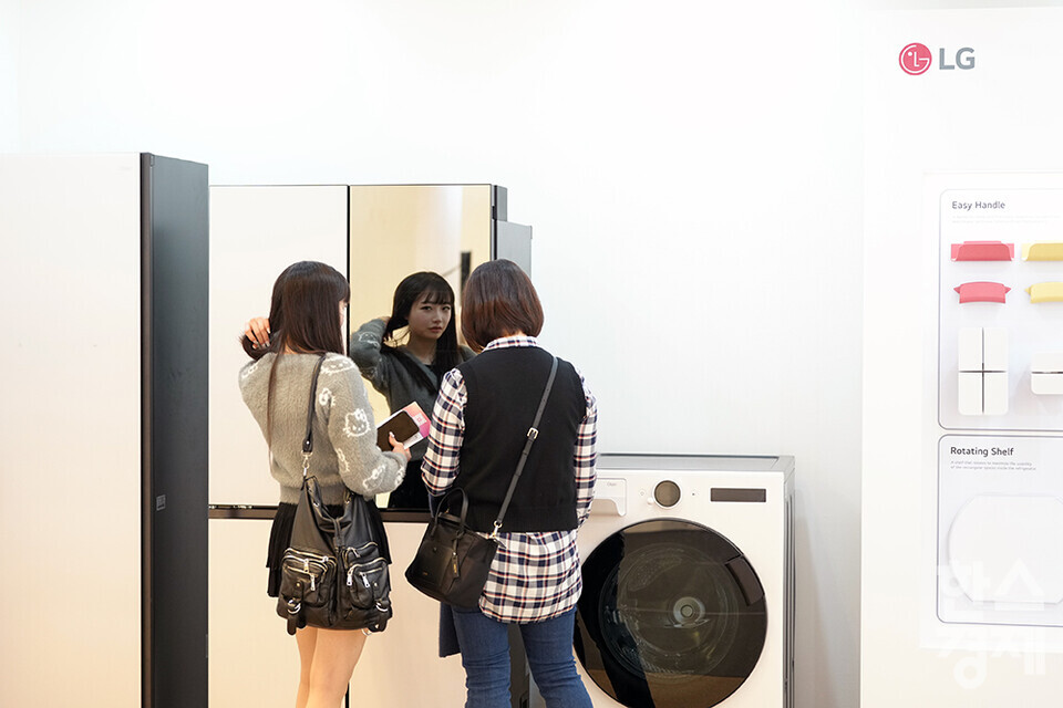 1일 오후 서울 삼성동 코엑스에서 디자인코리아 2023 박람회가 열리고 있다. 사진은 LG퓨리케어 오브제컬렉션 에어로퍼니처로 외관 소재를 폐전자기에서 추출해 만든 재생 플라스틱으로 제작하여 가전의 지속 가능성을 보여준다. 더 나은 세상을 위한 디자인 솔루션(Designing for Better World : Dot, Line, Circle)을 주제로 오는 5일까지 진행되는 이번 행사는 디자인의 기본 요소인 점, 선, 원을 통해  AI와 빅데이터 기술이 적용된 디지털 디자인, 사회문제 해결까지 노력하는 디자인, 더 나은 세상을 위한 디자인을 선보인다. /최대성 기자 dpdaesung@sporbiz.co.kr 2023.11.01.