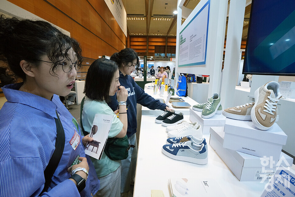 1일 오후 서울 삼성동 코엑스에서 디자인코리아 2023 박람회가 열리고 있다. 참관객들이 2021 디자인혁신유망기업으로 선정된 엘에이알 부스서 국내산 플라스틱 페트병 8개를 100% 재활용한 원사로 만들어진 스니커즈를 살피고 있다. 더 나은 세상을 위한 디자인 솔루션(Designing for Better World : Dot, Line, Circle)을 주제로 오는 5일까지 진행되는 이번 행사는 디자인의 기본 요소인 점, 선, 원을 통해  AI와 빅데이터 기술이 적용된 디지털 디자인, 사회문제 해결까지 노력하는 디자인, 더 나은 세상을 위한 디자인을 선보인다. /최대성 기자 dpdaesung@sporbiz.co.kr 2023.11.01.