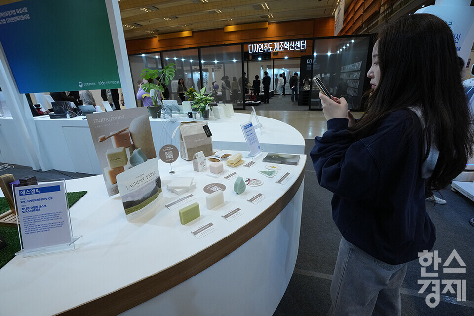 1일 오후 서울 삼성동 코엑스에서 디자인코리아 2023 박람회가 열리고 있다. 한 참관객이 2022 디자인혁신유망기업으로 선정된 마마포레스트 부스서 친환경 리빙 브랜드를 살피고 있다. 더 나은 세상을 위한 디자인 솔루션(Designing for Better World : Dot, Line, Circle)을 주제로 오는 5일까지 진행되는 이번 행사는 디자인의 기본 요소인 점, 선, 원을 통해  AI와 빅데이터 기술이 적용된 디지털 디자인, 사회문제 해결까지 노력하는 디자인, 더 나은 세상을 위한 디자인을 선보인다. /최대성 기자 dpdaesung@sporbiz.co.kr 2023.11.01.