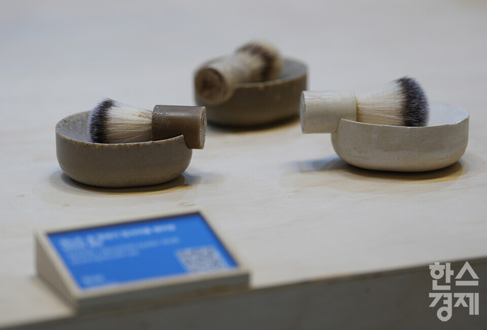 1일 오후 서울 삼성동 코엑스에서 디자인코리아 2023 박람회가 열리고 있다. 사진은 굴 껍데기를 업사이클해 만든 쉐이빙 브러쉬 세트. 더 나은 세상을 위한 디자인 솔루션(Designing for Better World : Dot, Line, Circle)을 주제로 오는 5일까지 진행되는 이번 행사는 디자인의 기본 요소인 점, 선, 원을 통해  AI와 빅데이터 기술이 적용된 디지털 디자인, 사회문제 해결까지 노력하는 디자인, 더 나은 세상을 위한 디자인을 선보인다. /최대성 기자 dpdaesung@sporbiz.co.kr 2023.11.01.
