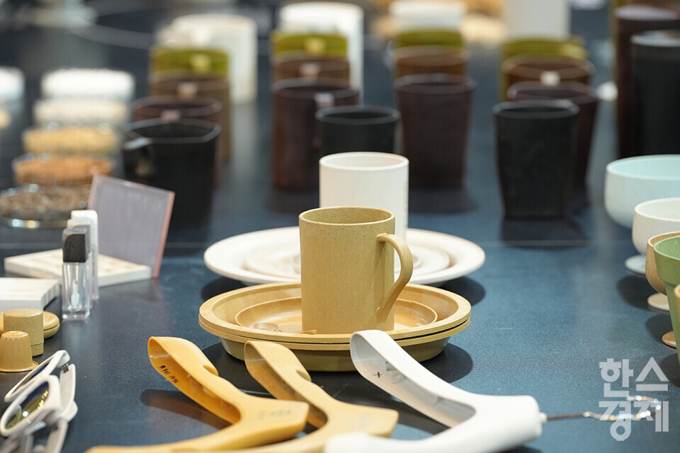 1일 오후 서울 삼성동 코엑스에서 디자인코리아 2023 박람회가 열리고 있다. 사진은 어라운드블루의 100% 자연탄소 인증 바이오 베이스드 플라스틱 신소재로 만든 제품들. 어라운드블루는 자연 부산물(바이오매스)을 재활용한 분자 계면 간 공유 결합 기술을 기반으로 제품을 개발 및 생산해 상분리가 일어나지 않는다. 더 나은 세상을 위한 디자인 솔루션(Designing for Better World : Dot, Line, Circle)을 주제로 오는 5일까지 진행되는 이번 행사는 디자인의 기본 요소인 점, 선, 원을 통해  AI와 빅데이터 기술이 적용된 디지털 디자인, 사회문제 해결까지 노력하는 디자인, 더 나은 세상을 위한 디자인을 선보인다. /최대성 기자 dpdaesung@sporbiz.co.kr 2023.11.01.