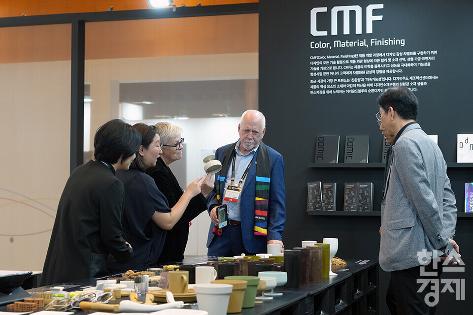 1일 오후 서울 삼성동 코엑스에서 디자인코리아 2023 박람회가 열리고 있다. 사진은 어라운드블루의 100% 자연탄소 인증 바이오 베이스드 플라스틱 신소재로 만든 제품들을 살피는 참관객들. 어라운드블루는 자연 부산물(바이오매스)을 재활용한 분자 계면 간 공유 결합 기술을 기반으로 제품을 개발 및 생산해 상분리가 일어나지 않는다. 더 나은 세상을 위한 디자인 솔루션(Designing for Better World : Dot, Line, Circle)을 주제로 오는 5일까지 진행되는 이번 행사는 디자인의 기본 요소인 점, 선, 원을 통해  AI와 빅데이터 기술이 적용된 디지털 디자인, 사회문제 해결까지 노력하는 디자인, 더 나은 세상을 위한 디자인을 선보인다. /최대성 기자 dpdaesung@sporbiz.co.kr 2023.11.01.