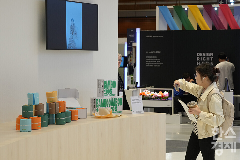 1일 오후 서울 삼성동 코엑스에서 디자인코리아 2023 박람회가 열리고 있다. 사사진은 노브레이너의 비욘드페이퍼로 100% 순수 대나무만을 재료로 사용, 일반 제조과정에서 사용되는 화학성분이 없다. 패키징 또한 대두 잉크를 사용하는 등 친환경적인 제품이다. 더 나은 세상을 위한 디자인 솔루션(Designing for Better World : Dot, Line, Circle)을 주제로 오는 5일까지 진행되는 이번 행사는 디자인의 기본 요소인 점, 선, 원을 통해  AI와 빅데이터 기술이 적용된 디지털 디자인, 사회문제 해결까지 노력하는 디자인, 더 나은 세상을 위한 디자인을 선보인다. /최대성 기자 dpdaesung@sporbiz.co.kr 2023.11.01.