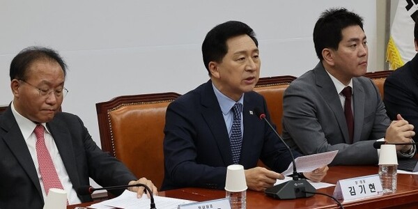 김기현(가운데) 국민의힘 대표가 2일 오전 국회 본관에서 최고위원회의를 하고 있다. /연합뉴스