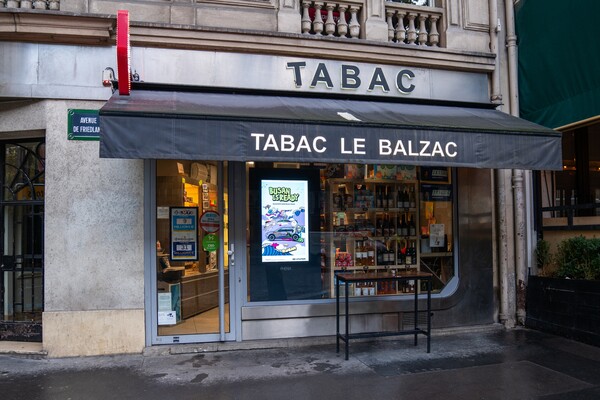 현대차그룹의 부산엑스포 옥외 광고 영상이 파리의 명소 샹젤리제(Champs-Elysees) 거리에서 상영되는 모습 / 현대차그룹 제공