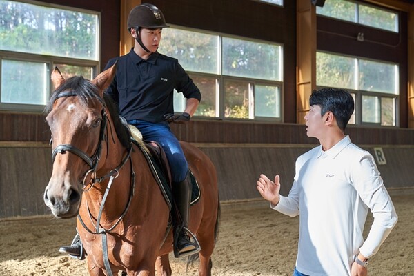 승마 국가대표 이건주 선수가  ‘안다르X이건주 승마 원데이 클래스’ 수업을 진행 중이다. / 안다르 제공