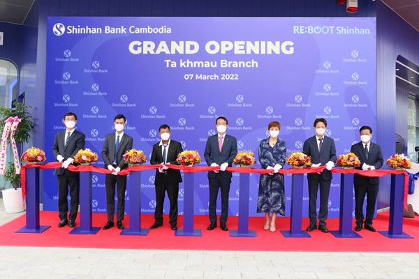 신한은행은 캄보디아에서 디지털 금융 확대에 총력을 기울이고 있다. /신한은행 제공 