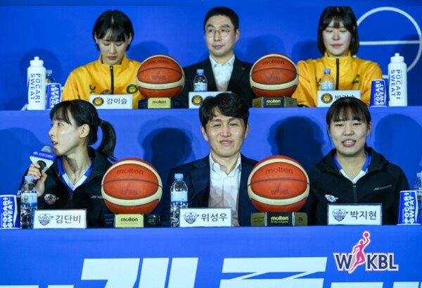 청주 KB 선수단(위)과 우리은행 선수단. /WKBL 제공