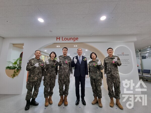류영관 한화에어로스페이스 부사장과 강문석 국군홍천병원장 등 관계자들이 30일 병원 내 새로 조성된 H라운지에서 기념촬영을 하고 있다. / 한화그룹