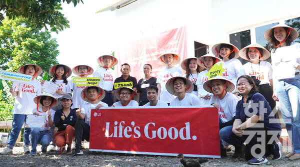 베트남 호아빈에 위치한 투네 꼬뮨 마을에서 열린 LG 희망마을 67번째 주택 헌정식에서 LG 임직원들과 수혜자들이 기념 촬영을 하고 있다. / LG전자