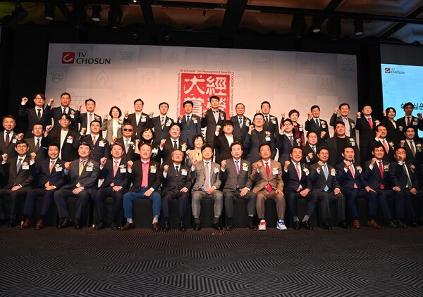 이현재 하남시장(앞줄 오른쪽 6번째)이 2일 서울 중구 더플라자 호텔 그랜드볼룸에서 열린 2023 TV조선 경영대상에서 기념사진을 촬영하고 있다./ 하남시 제공