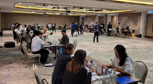 경기도와 경기FTA통상진흥센터(이하, 경기FTA센터)는 ‘경기도 중앙아시아 통상촉진단(이하, 통상촉진단)’을 10월 23일부터 6일간 우즈베키스탄(타슈켄트)과 카자흐스탄(알마티)에 파견해 수출 종합상담회를 진행한 결과 총 212건의 비즈니스 상담을 벌였다./ 경기도 제공