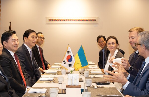 원희룡 국토교통부 장관이 지난 10월 5일 한-우크라이나 친선의원협회의 초청으로 방한한 우크라이나 의원 및 주한 우크라이나 대사 등과 함께 간담회를 진행하고 있다. / 연합