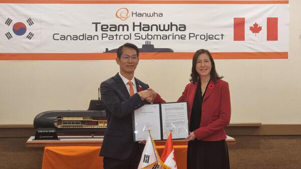 캐나다 프랜스 허버트(오른쪽) CAE 대표와 정승균 한화오션 특수선해외사업단장(부사장)이 지난 3일(현지시간) 양해각서(MOU)를 체결한 뒤 기념촬영하고 있다. /한화오션