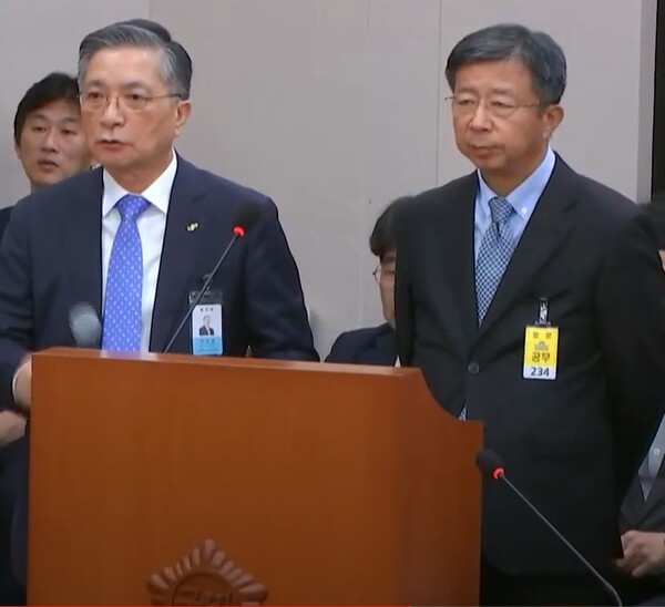 국토위 국감에 출석한 이한준(왼쪽) LH 사장과 임병용 GS건설 대표이사의 모습이다. /국회방송 화면 캡처