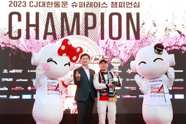 이상일 용인특례시장(왼쪽)이 '2023 CJ대한통운 슈퍼레이스' '슈퍼 6000 클래스' 종합우승자 이찬준(오른쪽) 선수에게 트로피를 수여했다./ 용인특례시 제공