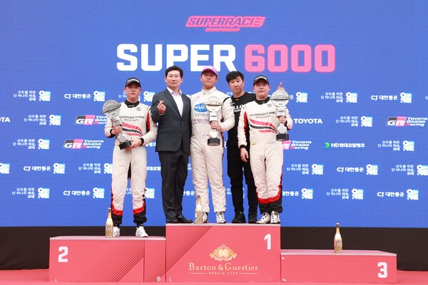 이상일 용인특례시장이 '2023 CJ대한통운 슈퍼레이스' 8라운드 입상자들에게 트로피를 시상했다./ 용인특례시 제공