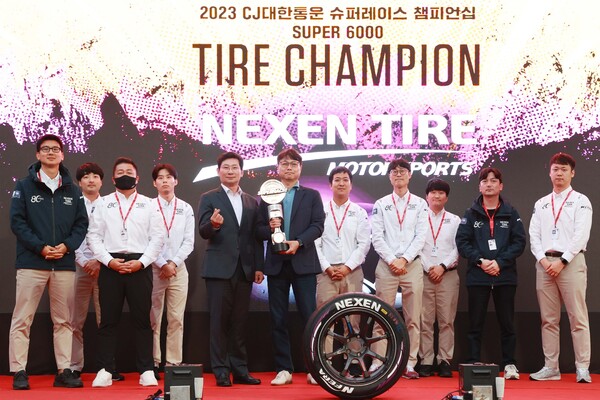 이상일 용인특례시장이 '2023 CJ대한통운 슈퍼레이스' 타이어 챔피언을 차지한 '넥센 타이어 팀'에게 트로피를 수여했다./ 용인특례시 제공
