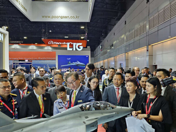 강구영 KAI 사장이 KAI 부스를 방문한 Sutin Klungsang 태국 국방장관에게 설명을 하고 있다. (제일 앞줄 왼쪽 두번째 Klungsang 태국 국방장관, 네번째 강구영 KAI 사장) /KAI