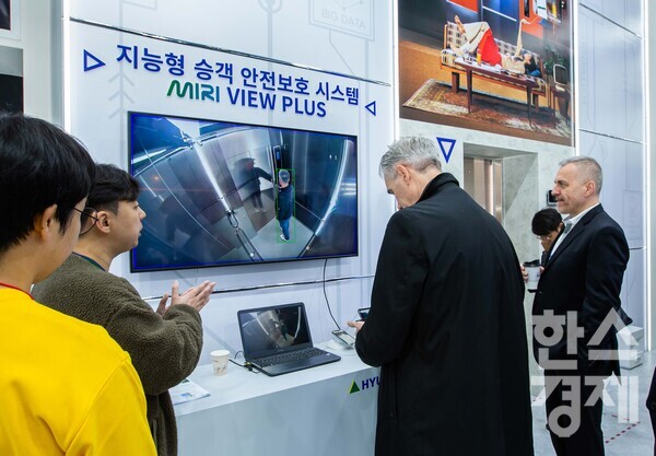 8일 경기 고양 킨텍스 제1전시장에서 열린 '2023 한국국제승강기엑스포'에서 관람객이 현대엘리베이터의 첨단유지관리 서비스 '미리'를 살펴보고 있다. / 현대엘리베이터