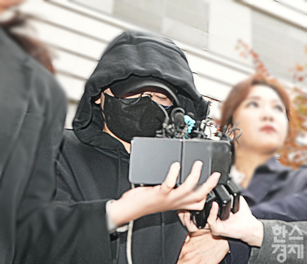  전청조(27) 씨가 지난 3일 구속 전 피의자 심문(영장실질심사)을 마친 후 서울 송파구 서울동부지방법원을 나서고 있다. / 최대성 기자 dpdaesung@sporbiz.co.kr 