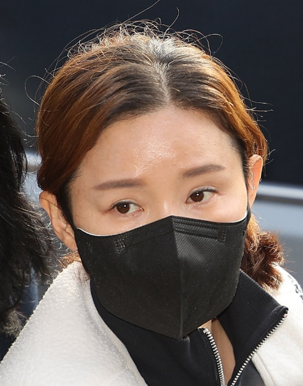 전 펜싱 국가대표 남현희(42) 씨가 8일 오전 조사를 받기 위해 서울 송파경찰서로 들어서고 있는 모습. / 연합뉴스 