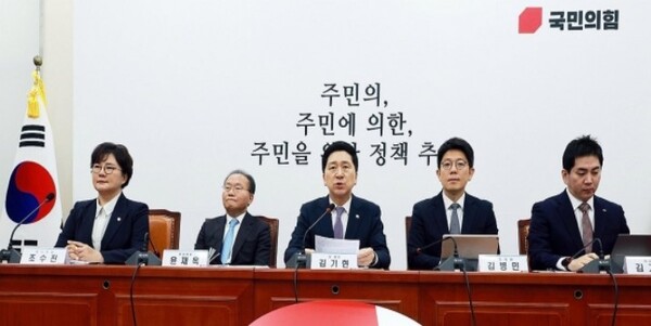 김기현(가운데) 국민의힘 대표가 9일 오전 국회에서 열린 최고위원회의에서 발언하고 있다. /연합뉴스