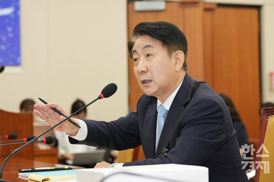 이동관 방송통신위원장 후보자가 18일 오전 서울 여의도 국회 과학기술정보방송통신위원회에서 열린 인사청문회에서 발언하고 있다.  /최대성 기자 dpdaesung@sporbiz.co.kr 2023.08.18.