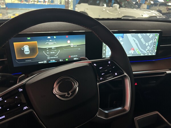 '토레스EVX'의 파노라마 디스플레이 / 김우정 기자