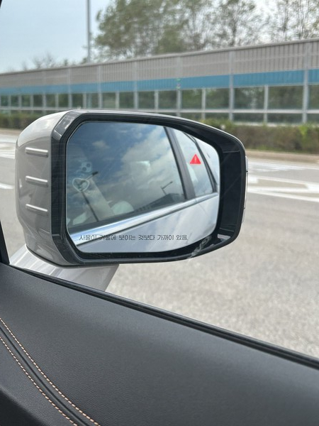 '토레스EVX'에 후측방 충돌 방지 및 차선 변경 경고등이 울린 모습 / 김우정 기자 