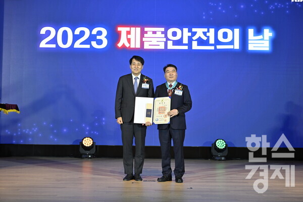  (왼쪽부터)장영진 산업통상자원부 제1차관과 LG전자 김종필 전무가 기념촬영을 하고 있다. / LG전자