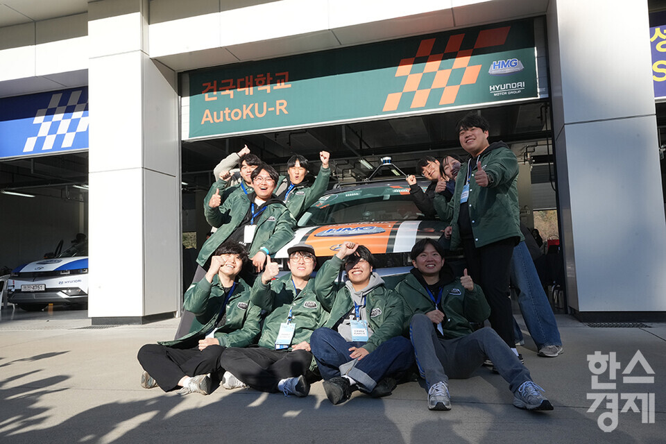 10일 오후 경기도 용인시 에버랜드 스피드웨이에서 '2023 자율주행 챌린지'가 열리고 있다. 건국대 AutoKU-R팀이 우승한 직후 차량 앞에서 기념촬영을 하고 있다. /최대성 기자 dpdaesung@sporbiz.co.kr 2023.11.10. 