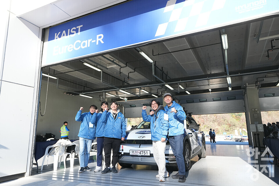 10일 오후 경기도 용인시 에버랜드 스피드웨이에서 '2023 자율주행 챌린지'가 열리고 있다. 카이스트 EureCar-R팀이 2위를 기록한 직후 차량 앞에서 기념촬영을 하고 있다. /최대성 기자 dpdaesung@sporbiz.co.kr 2023.11.10. 