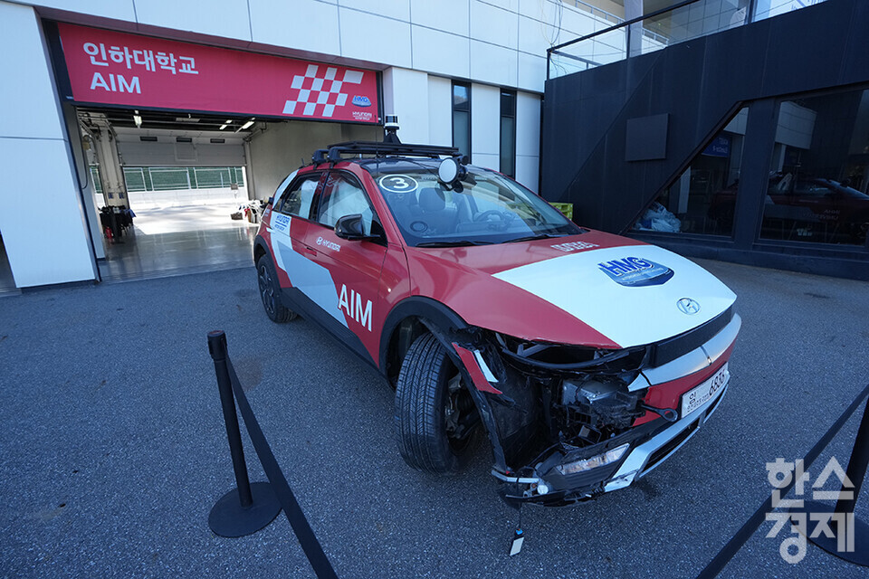 10일 오후 경기도 용인시 에버랜드 스피드웨이에서 '2023 자율주행 챌린지'가 열리고 있다. 레이싱 도중 경로 이탈로 파손된 인하대 AIM팀 차량이 전시돼 있다. /최대성 기자 dpdaesung@sporbiz.co.kr 2023.11.10. 