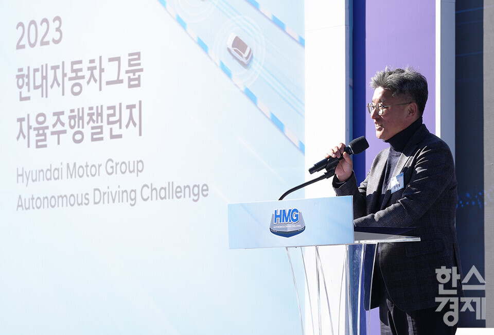·10일 오후 경기도 용인시 에버랜드 스피드웨이에서 '2023 자율주행 챌린지'가 열리고 있다. 현대·기아 CTO 김용화 사장이 개회사를 하고 있다. 국토교통부 모빌리티자동차국 전형필 국장이 축사를 하고 있다. /최대성 기자 dpdaesung@sporbiz.co.kr 2023.11.10. 