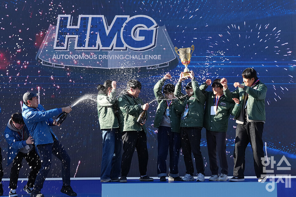 10일 오후 경기도 용인시 에버랜드 스피드웨이에서 '2023 자율주행 챌린지'가 열리고 있다. 건국대 AutoKU-R팀이 대회 우승한 후 이어진 시상식서 세리머니를 하고 있다. /최대성 기자 dpdaesung@sporbiz.co.kr 2023.11.10. 