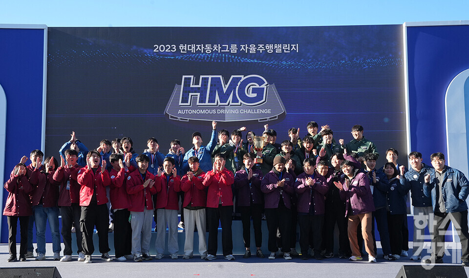 10일 오후 경기도 용인시 에버랜드 스피드웨이에서 '2023 자율주행 챌린지'가 열리고 있다. 대회 참가한 모든 팀들이 단체 기념촬영을 하고 있다. /최대성 기자 dpdaesung@sporbiz.co.kr 2023.11.10. 