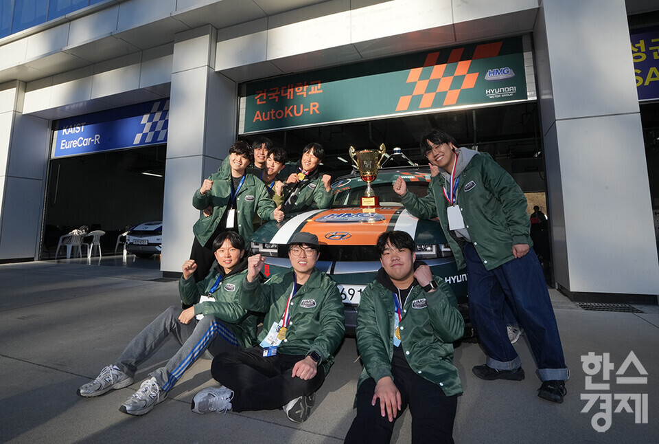 10일 오후 경기도 용인시 에버랜드 스피드웨이에서 '2023 자율주행 챌린지'가 열리고 있다. 건국대 AutoKU-R팀이 대회 우승 트로피를 차량 위에 올려놓고 기념촬영을 하고 있다. /최대성 기자 dpdaesung@sporbiz.co.kr 2023.11.10. 