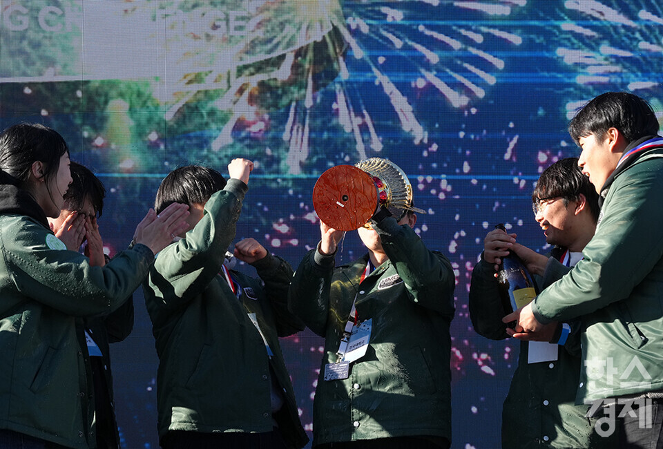 10일 오후 경기도 용인시 에버랜드 스피드웨이에서 '2023 자율주행 챌린지'가 열리고 있다. 1위를 기록한 건국대 AutoKU-R팀이 시상식서 우승 트로피를 들고 세리머니를 하고 있다. /최대성 기자 dpdaesung@sporbiz.co.kr 2023.11.10. 