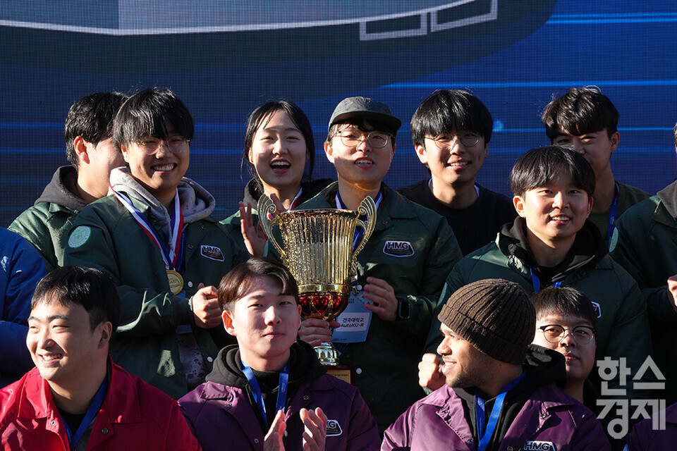 10일 오후 경기도 용인시 에버랜드 스피드웨이에서 '2023 자율주행 챌린지'가 열리고 있다. 1위를 기록한 건국대 AutoKU-R팀이 시상식서 트로피를 들고 활짝 웃고 있다. /최대성 기자 dpdaesung@sporbiz.co.kr 2023.11.10. 