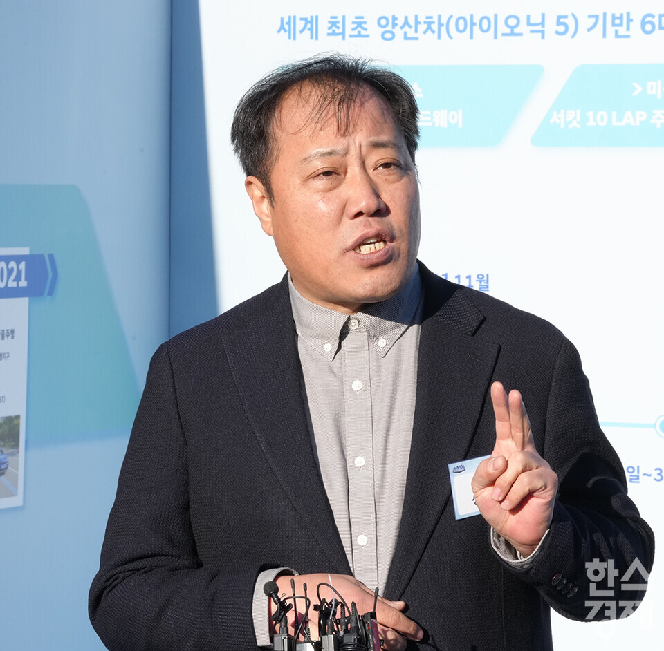 10일 오후 경기도 용인시 에버랜드 스피드웨이에서 '2023 자율주행 챌린지'가 열리고 있다. 성낙섭 현대자동차 상무가 시상식 후 인터뷰를 하고 있다. /최대성 기자 dpdaesung@sporbiz.co.kr 2023.11.10.