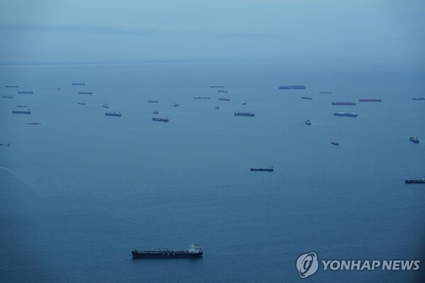 지난 9월 파나마 운하 주변 통과 대기 선박 / 연합뉴스 제공