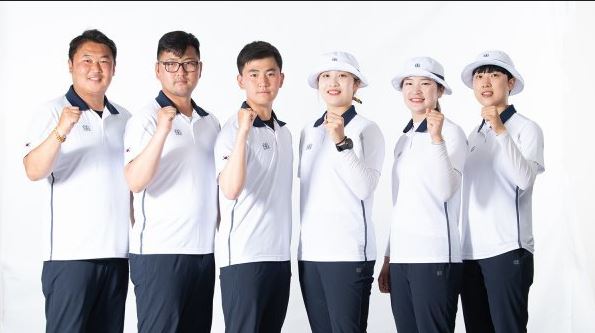 2020 도쿄올림픽 양궁 국가대표 선수들이 코오롱스포츠의 유니폼을 입고 포즈를 취하고 있다./사진코오롱FnC제공 