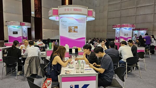 한국무역협회가 9~10일 태국 방콕에서 개최한 '2023 방콕 K-Product 프리미엄 소비재전'에서 참가 기업이 바이어와 상담을 하고 있다. /한국무역햅회